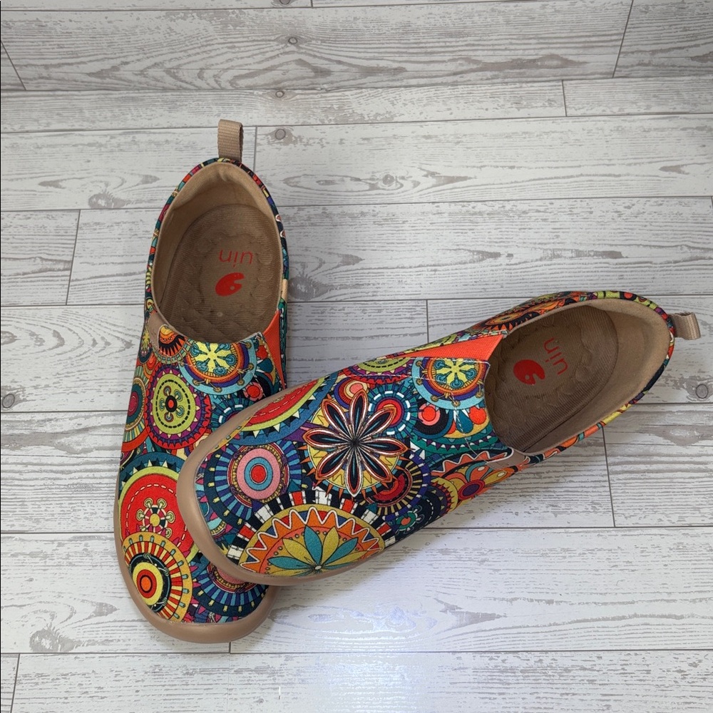 UIN shoes barely worn! Size 8 - Picture 6 of 6